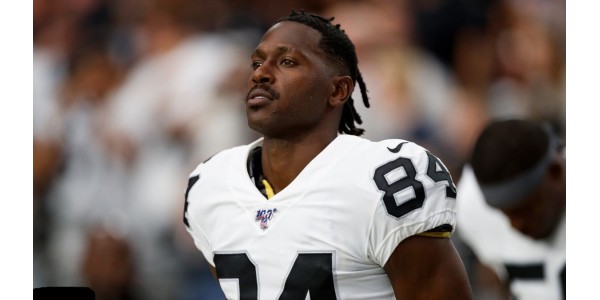 Antonio Brown est devenu le joueur de 11 jours des New England Patriots Antonio Brown est devenu le joueur de 11 jours des New England Patriots